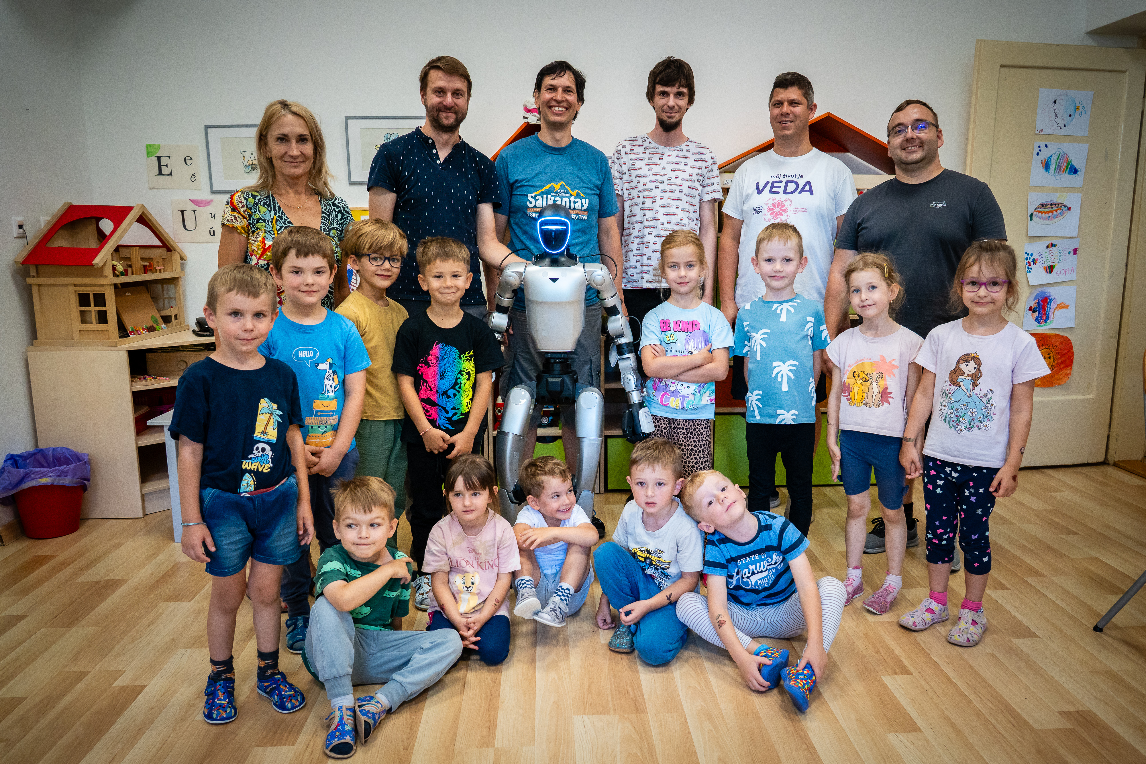 Prvý humanoidný robot na spu sa predstavil škôlkárom a školákom